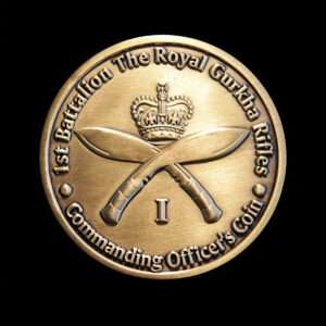 1st Battalion The Royal Gurkha Rifles Commanding Officer’s Coin reverse design in antique gold finish, featuring crossed kukris beneath a crown and detailed regimental inscription. A bespoke military challenge coin created to recognise leadership, service and regimental pride.